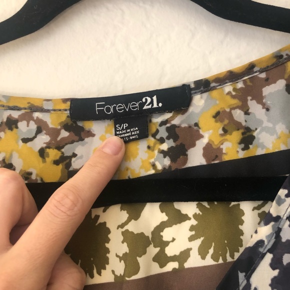Forever21 Floral top - Picture 3 of 3